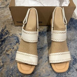 Clark’s Elegant Cream Women's Sandals 9.5 W